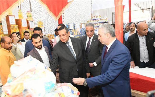 وزير التنمية المحلية و محافظ الفيوم يتفقدان معرضين "أهلاً رمضان" 