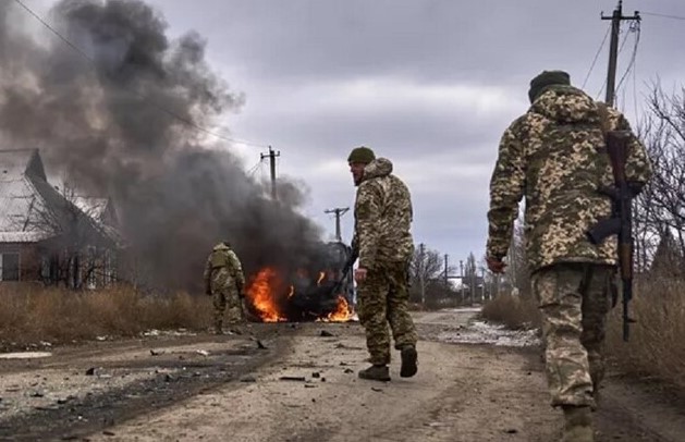 قائد القوات البرية الأوكرانية يعلن الإعداد لـ "هجوم مضاد" جديد