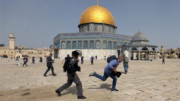 بحماية شرطة الاحتلال .. عشرات المُستوطنين يقتحمون المسجد الأقصى