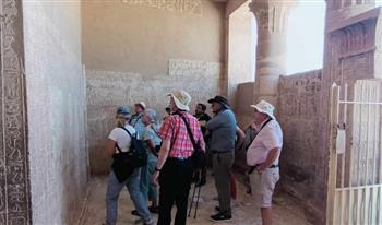   وفد سياحي متعدد الجنسيات يزور منطقة آثار بنى حسن بالمنيا