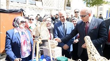   رئيس جامعة المنصورة يفتتح السوق الخيرى «ست الستات المصرية»