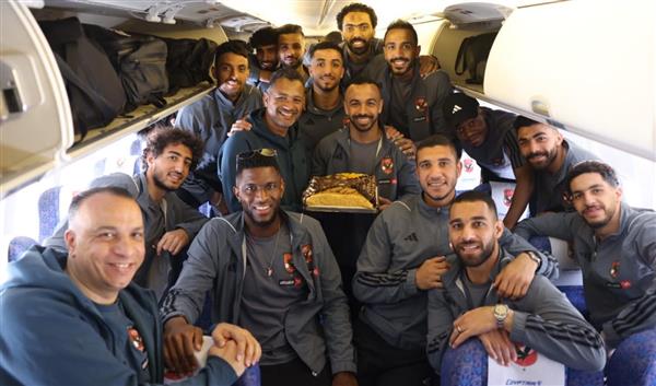لاعبو الأهلي يحتفلون بعيد ميلاد أفشة قبل السفر إلى السعودية