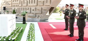   السيسي ينيب وزير الدفاع لوضع الزهور على النصب التذكاري لشهداء القوات المسلحة