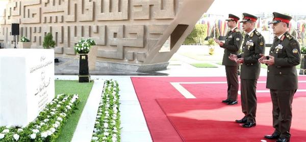 السيسي ينيب وزير الدفاع لوضع الزهور على النصب التذكاري لشهداء القوات المسلحة