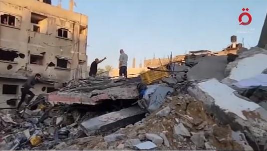 قصف تلو الآخر.. الاحتلال يدمر منطقة دير البلح في غزة بغارة عنيفة