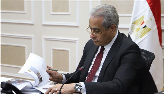 ورقة ورقة.. وزير العمل يراجع مستندات تراخيص مراكز تدريب مهني خاصة