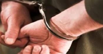 التحقيق مع صاحب مطعم ضبط بحوزته مواد مخدرة ومطواة فى مطار القاهرة