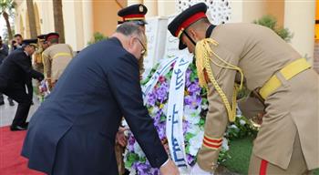   وضع إكليل من الزهور على مقابر شهداء المنطقة العسكرية بمنطقة الخفير