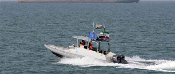 الحرس الثوري الإيراني يحتجز سفينة تحمل وقودا مهربا في الخليج العربي