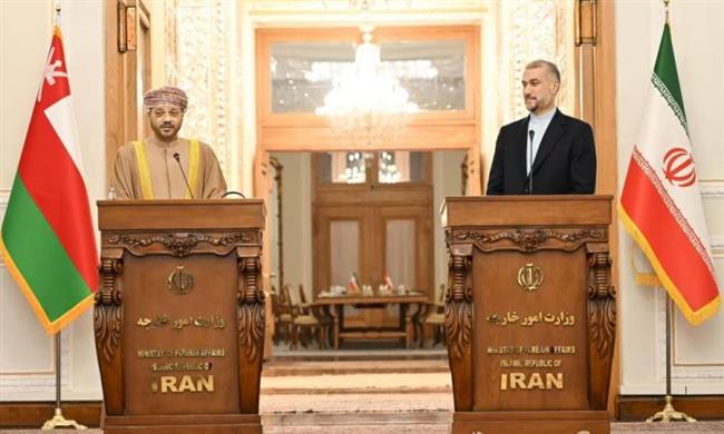 وزير الخارجية العماني ونظيره الإيراني يبحثان العلاقات الثنائية والتطورات الإقليمية