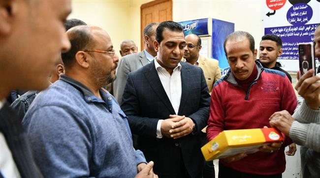نائب محافظ قنا يفتتح معرضين لـ " أهلا رمضان" بنجع حمادى
