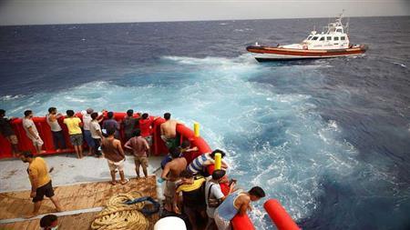إيطاليا : السلطات ترغم سفينة إنقاذ على توزيع 261 مهاجراً بين روما و جنوة