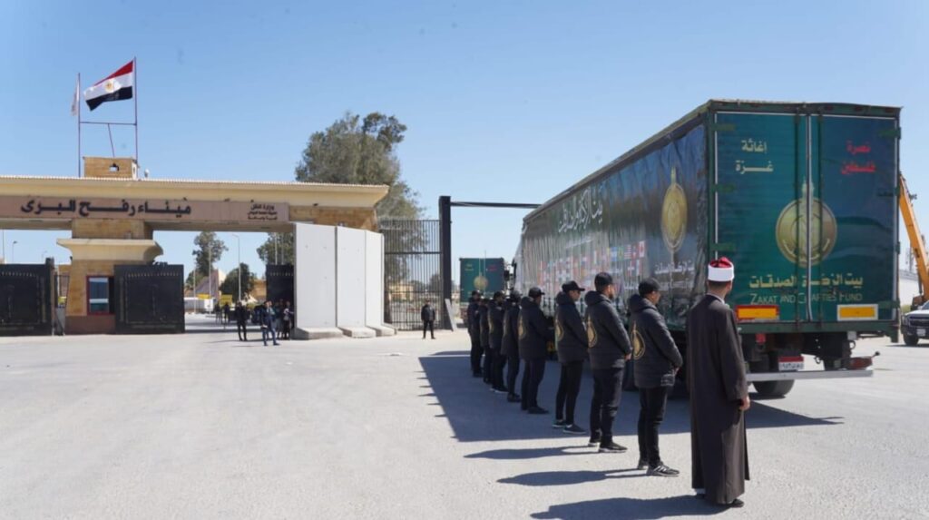 بيت الزكاة والصدقات : انطلاق 100 شاحنة مساعدات إلى قطاع غزة