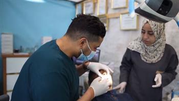   نجدت صقر.. طبيب أسنان يعالج سكان مخيم النصيرات وسط القصف الإسرائيلي
