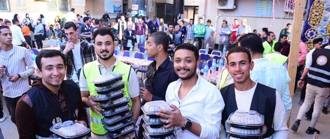 جامعة سوهاج تقيم الخيمة الرمضانية بالمستشفى الجامعي وتقدم 1500 وجبة فى حفل إفطار جماعي