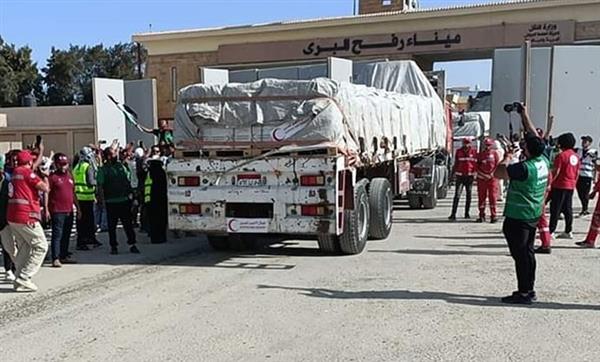 إدخال 10 مصابين فلسطينيين و242 شاحنة مساعدات إلى قطاع غزة