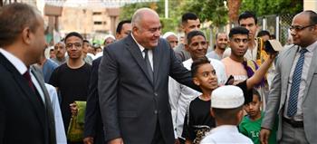   محافظ قنا يؤدى صلاة عيد الفطر المبارك بمسجد القنائي