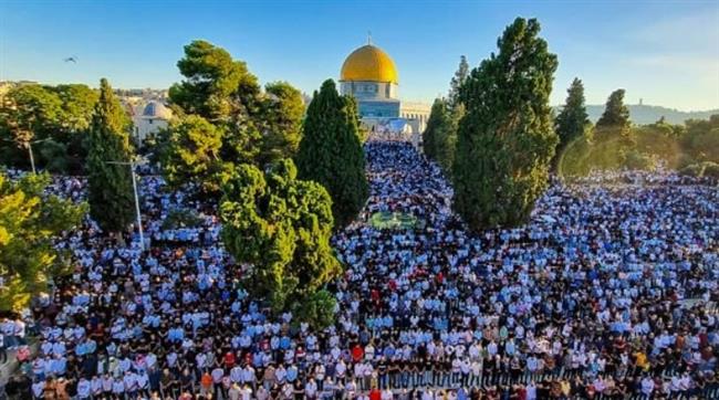 60 ألفًا يؤدون صلاة العيد في المسجد الأقصى المبارك