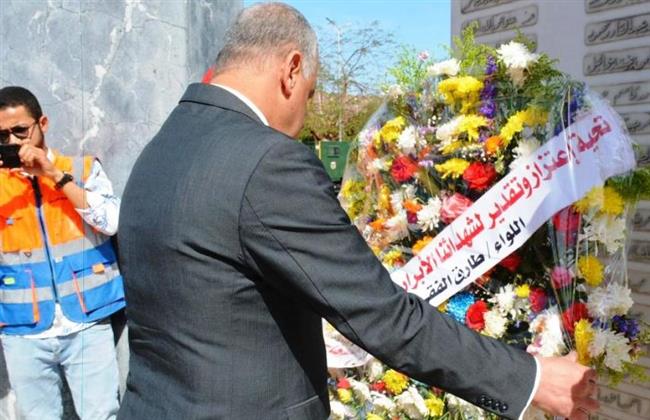 عيد سوهاج القومي .. المحافظ يضع إكليلًا من الزهور على النصب التذكاري 