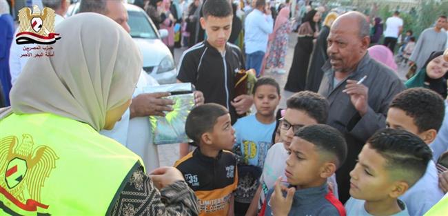  "المصريين" بالبحر الأحمر يوزع الهدايا والحلوى على المواطنين عقب صلاة العيد