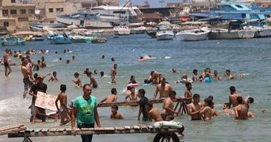 الإسكندرية.. إقبال على الشواطئ خلال أول أيام عيد الفطر
