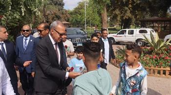   محافظ القليوبية يوزع هدايا "الرئيس" على الأطفال بـ القناطر الخيرية