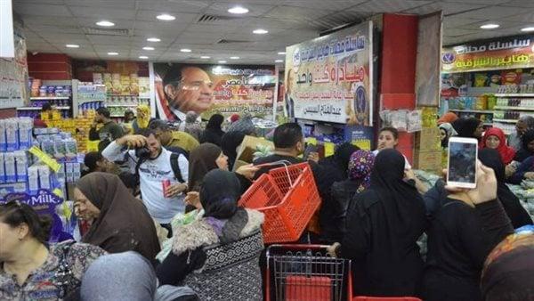 لليوم الـ 56 على التوالي .. إقبال مكثف على منافذ "كلنا واحد" لشراء السلع بأسعار مخفضة