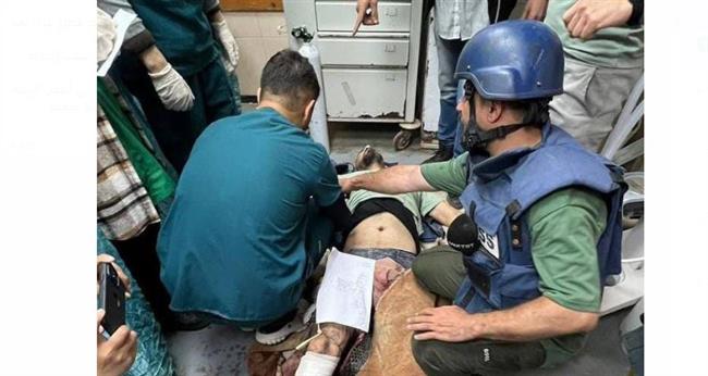 أحدهم بترت قدمه .. إصابة 3 صحفيين فلسطينيين فى قصف إسرائيلى وسط غزة 