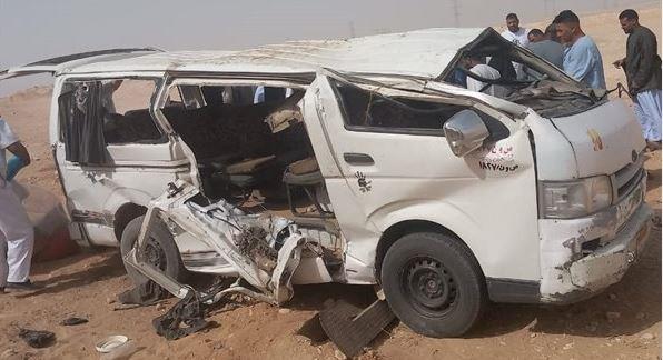 إصابة 7 أشخاص إثر انقلاب ميكروباص بالطريق الأوسطى
