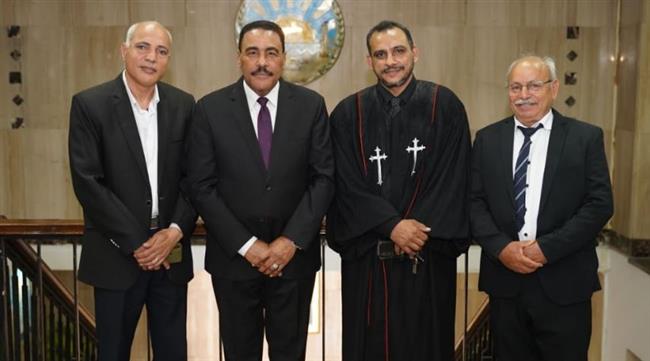 لليوم الرابع .. محافظ مطروح يستقبل المهنئين ويوزع هدايا العيد على الأطفال 