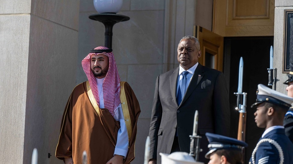 وزيرا الدفاع السعودي والأمريكي يبحثان خطورة التصعيد العسكري في المنطقة