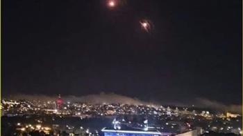   إعلام إسرائيلي: 7 صواريخ أصابت قاعدة «رامون» الجوية في النقب