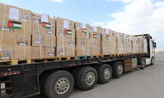 الأردن يسير قافلة مساعدات غذائية جديدة إلى غزة عبر جسر الملك حسين
