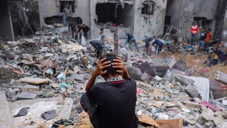 "الجارديان": سكان غزة ينتظرون المجهول في ظل انشغال إسرائيل بالرد على الهجوم الإيراني