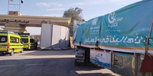 شاحنات مساعدات صناع الخير تعبر معبر رفح وصولا لأهالي غزة