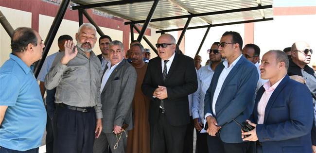 محافظ قنا يتفقد أعمال مشروع إحلال وتجديد الحملة الميكانيكية بفرشوط 