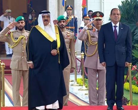مراسم استقبال رسمية للعاهل البحريني في قصر الاتحادية
