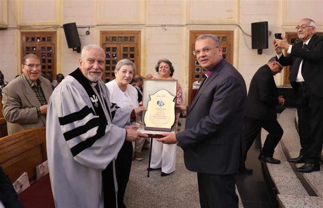 رئيس الطائفة الإنجيلية يشهد تكريم الدكتور القس يوسف بطرس بالأزبكية 
