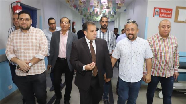 رئيس جامعة جنوب الوادي يتفقد 24 مصابا فلسطينياً بالمستشفيات الجامعية