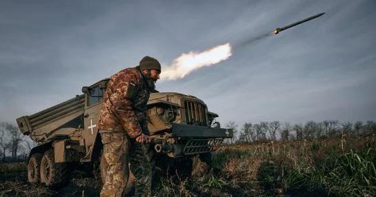 أوكرانيا: مقتل وإصابة 17 شخصا جراء سقوط صاروخ روسي على مبنى سكني في دنيبرو