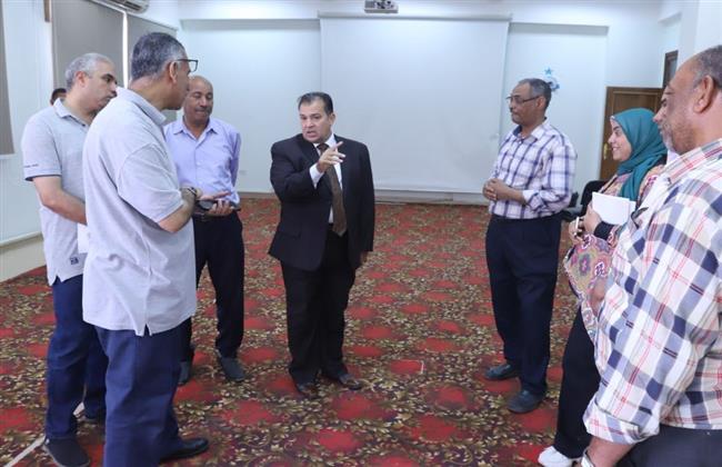 رئيس جامعة جنوب الوادي يتفقد قاعة التدريب والمؤتمرات بمركز التطوير الوظيفي