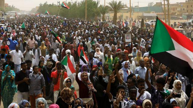 واشنطن بوست: الشعب السودان يدفع ثمن الصراع.. والأسر بدأت تتضور جوعًا وسط منع وصول شاحنات المساعدات