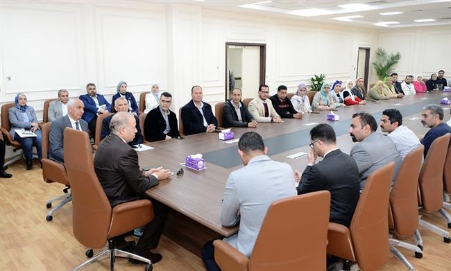 رئيس جامعة المنصورة الأهلية يعقد اجتماعا مع الجهاز الإداري بالجامعة