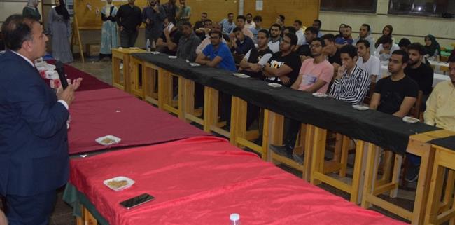 "عكاوي" يشارك طلاب أسرة من أجل مصر الإفطار الجماعى بكلية طب جنوب الوادي|صور