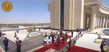   الرئيس السيسي يضع إكليلًا من الزهور على النصب التذكاري بـ العاصمة الإدارية