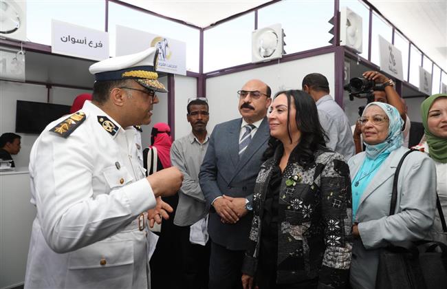 مايا مرسي ومحافظ أسوان يتفقدان نموذج المحاكاة البنكي بالقرى "تحويشة في بنك"