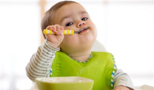 شروط إدخال الطعام للطفل الرضيع