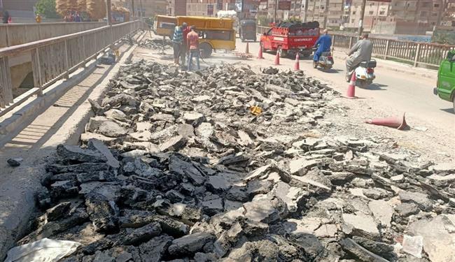محافظ الغربية يتابع إزالة طبقة الأسفلت المتهالكة بـ طريق الشين قطور وصيانة كوبري الرباط