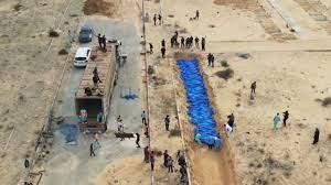   إعلام فلسطيني: انتشال 50 جثة دفنتها إسرائيل بمقبرة جماعية في مجمع ناصر الطبي بخان يونس