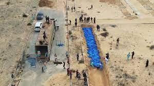 إعلام فلسطيني: انتشال 50 جثة دفنتها إسرائيل بمقبرة جماعية في مجمع ناصر الطبي بخان يونس